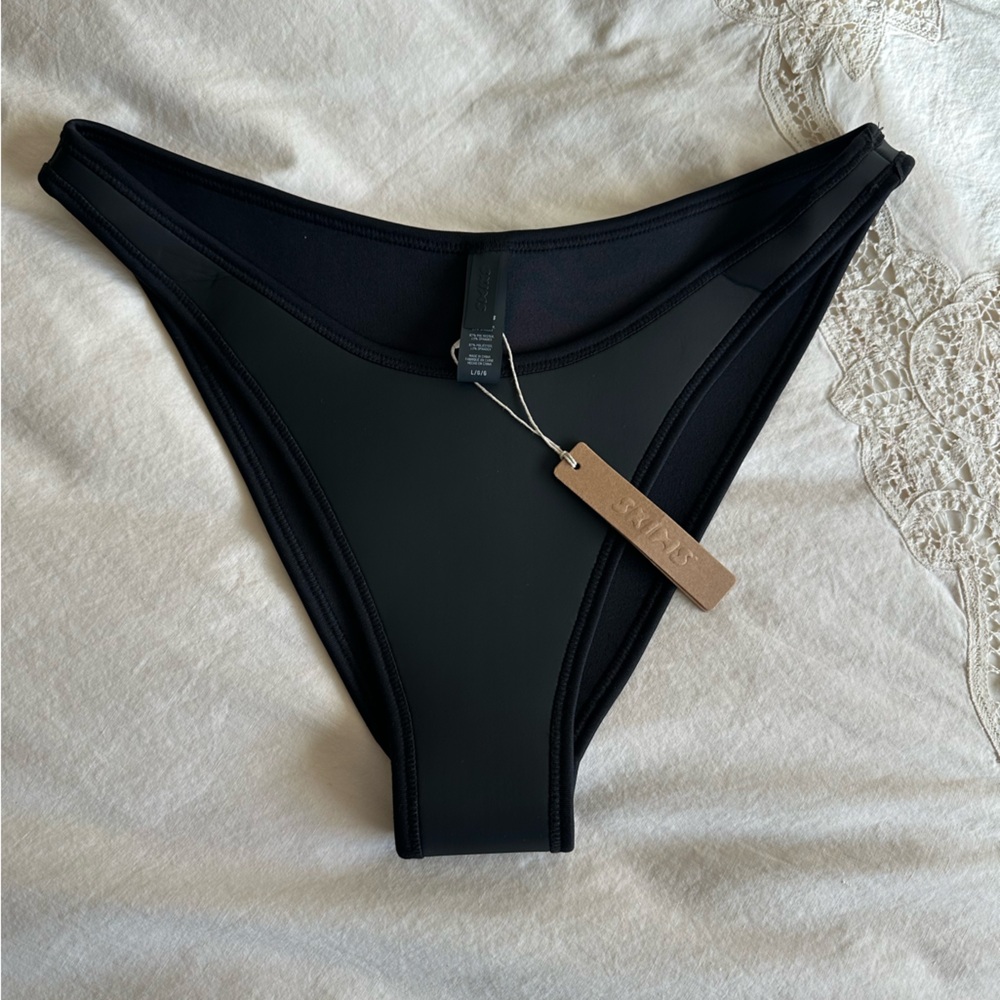 ❤️SKIMS Rubberized Swim Bottoms Size Large NWT-